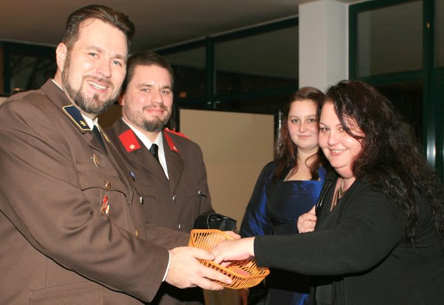 Tamara und Andrea Bluschke kauften Lose von Alex Mayerhofer und Alex Turecek.