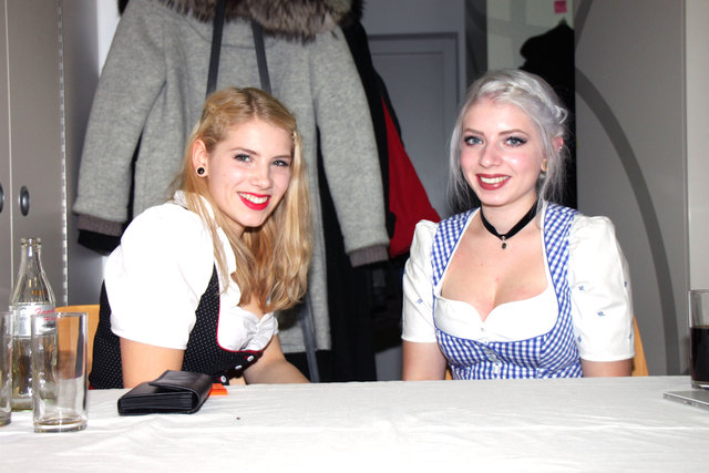 Die Schwestern Julia und Klara Zajicek versicherten glaubhaft, dass an der Garderobe keine Flinten abgegeben wurden.