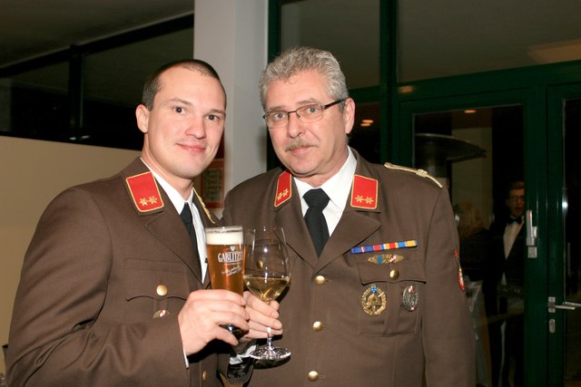 Kmdt. Franz Endler stieß mit seinem Vorgänger Christian Fischer auf das Gelingen des FF-Balls an.