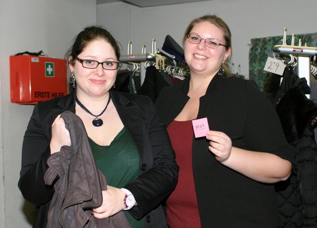 Katharina Fischer und Janine Obermayer betreuten die Garderobe.