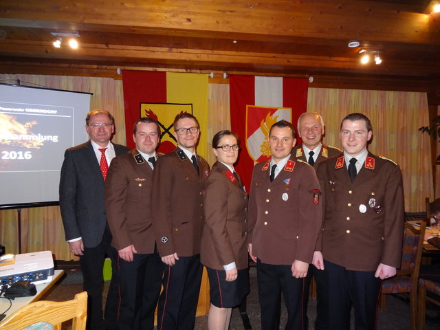 Von links: Bürgermeister Haunschmied, Johannes Rosinger, Alfred Panholzer, Margit Panholzer, Martin Leitner, Bezirkskommandant Seitz, Kommandant Rosinger