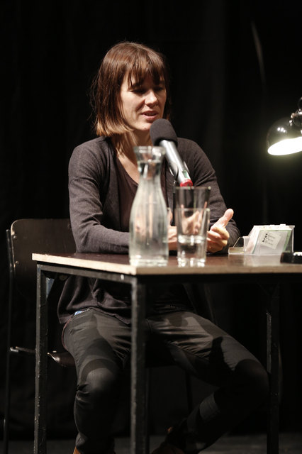Interviewerin Pia Hierzegger vom Theater im Bahnhof.