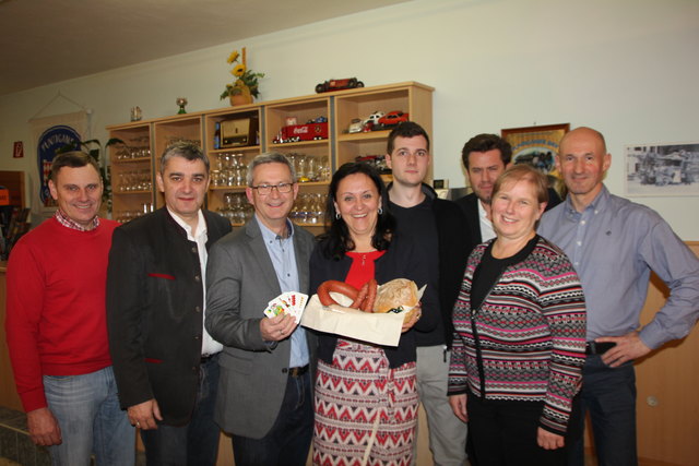 Johann Weber (li.), Walter Temmel, Gernot Mager, Michaela Resetar, Roman Milisits, Bernhard Herics, Marianna Herics und Franz Gupper trumpfen beim Preisschnapsen auf. | Foto: ÖVP Region Süd