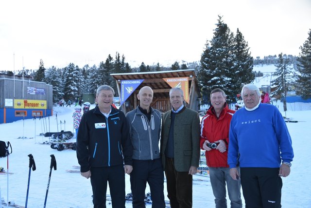 Karl Fussi, Ernst Autischer, Gerhard Wittmann, Karl Wiegisser und Hans Köstner (von links) vor der Kulisse des verschneiten Kreischberges. Fotos: Pfister