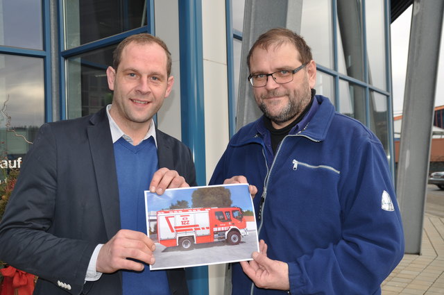 StR Herwig Tiffner und Ortsfeuerwehrkommandant Friedrich Nusser (v.l.) mit einem Foto des neuen Tanklöschfahrzeugs