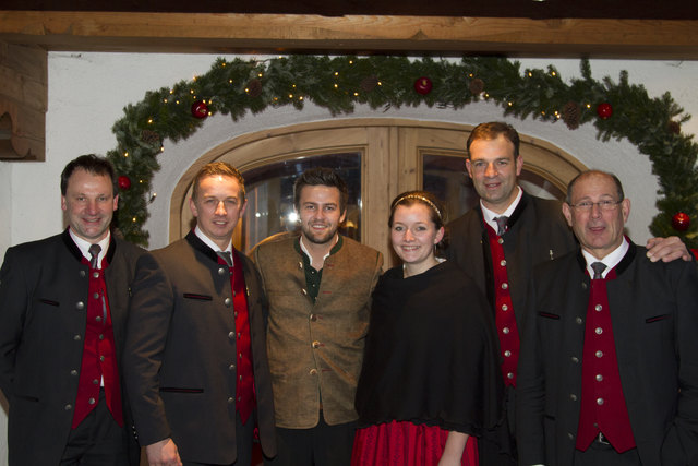 Vorstand der Tiroler Edelbrandsommeliers, Manfred Höck, Wolfgang Kaufmann, Victoria Hörtnagl, Martin Fankhauser, Anton Rossetti mit Stanglwirt-Juniochef Johannes Hauser. | Foto: Tiroler Edelbrandsommeliers
