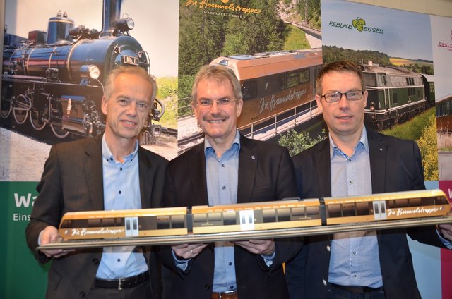 NÖVOG-Geschäftsführer Gerhard Stindl, Verkehrslandesrat Karl Wilfing und Dienststellenleiter Anton Hackner präsentieren das Angebot der Mariazellerbahn auf der Ferienmesse in Wien.
