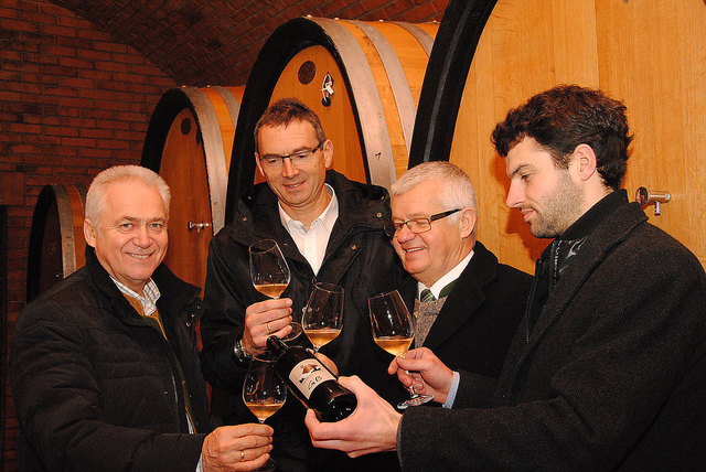 Fassweinverkostung im Silberberger Weinkeller mit (v.l.n.r.) Bürgermeister Helmut Leitenberger, Önologe Reinhold Holler, Silberberg-Fachschulleiter Anton Gumpl und Kellermeister Klaus Fischer.