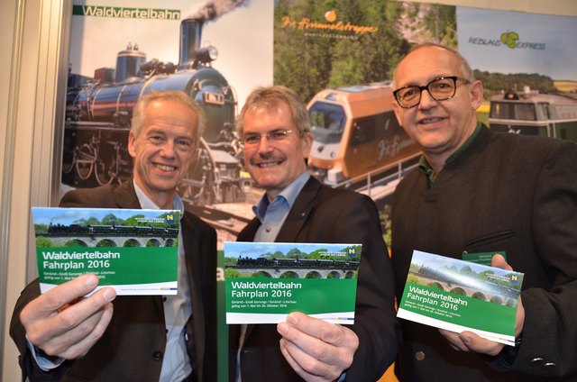 NÖVOG Geschäftsführer Gerhard Stindl, Verkehrslandesrat Karl Wilfing und Dienststellenleiter Herbert Frantes präsentieren das Angebot der Waldviertelbahn.
