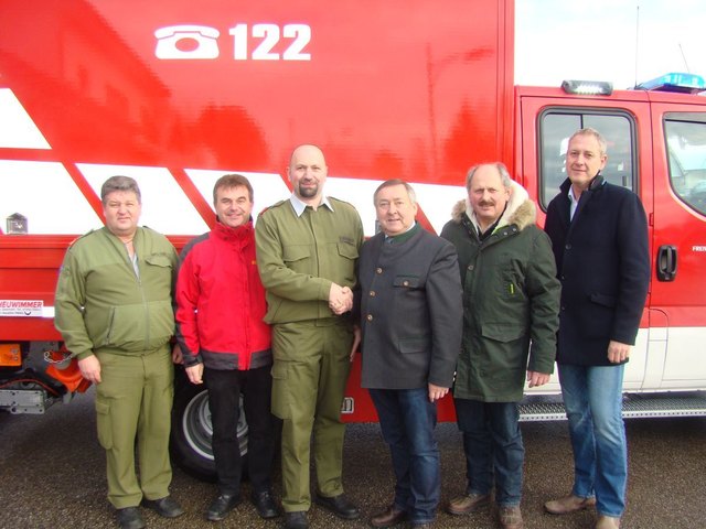 Übergabe des KLF: Karl Ertl (Abschnittsfeuerwehrkommandant), Rudolf Gollhamer , Kommandant Markus Mühringer, Bürgermeister Franz Weinberger und die beiden Vizebürgermeister Rudolf Wintersteiger und Harald Huber.