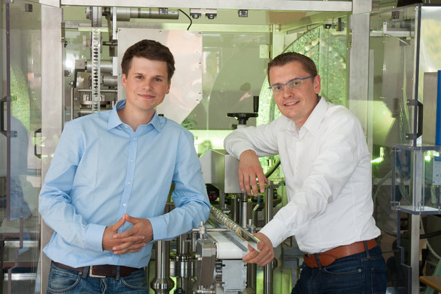 Mit erlesenen Tröpfchen zum Erfolg: Christoph Kovacic (r). und Werner Orac vor der Abfüllanalge in Hörmsdorf.