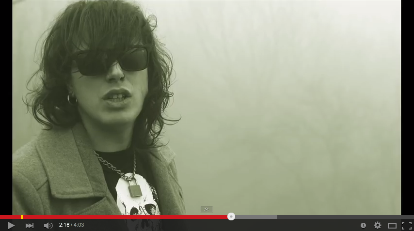Passend zum nostalgischen Hintergrund des Songs "Seas" und angelehnt an das Original "Hello" ist das Video in Grau- und Sepia-Tönen gehalten.
