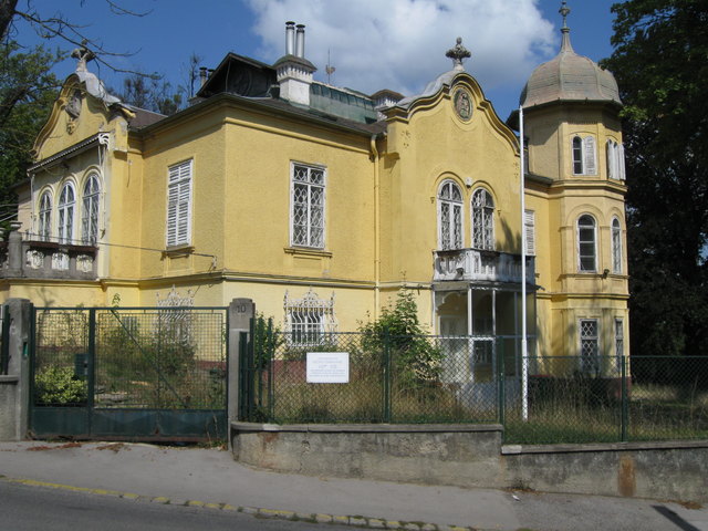 Die maroden Bäume auf dem Areal der ehemaligen kroatischen Botschaft werden saniert. Was mit der Villa selbst passiert, steht allerdings noch nicht fest.