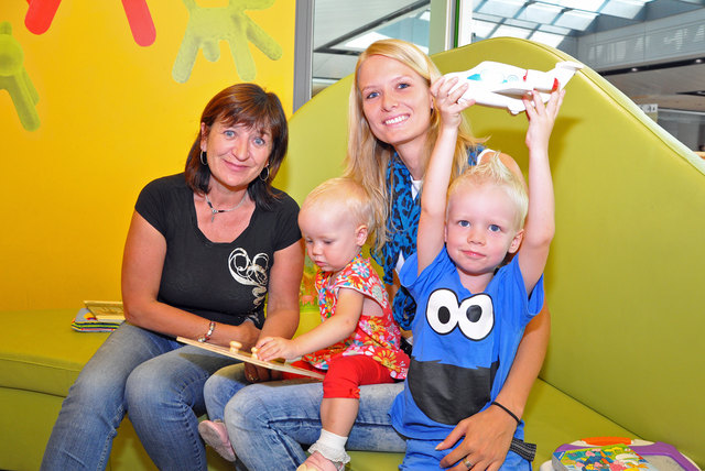 LRin Beate Palfrader (li.) mit Noah und Elena sowie deren Mama Beate Palmetshofer-Gassner in der Familien- und Senioreninfo Tirol. | Foto: Land Tirol/Pidner