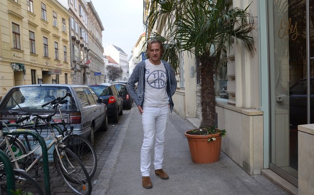 Lenaugasse: Wo jetzt noch Autos parken, sperrt Café-Eiles-Chef Gert Kunze am 1. Mai seinen Schanigarten auf.