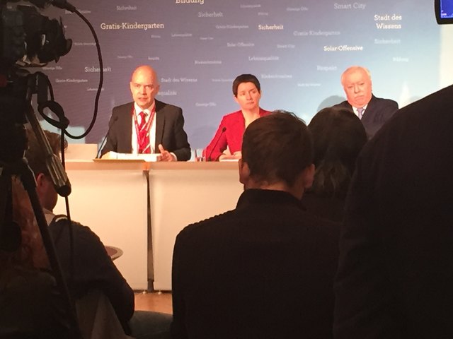 Generaldirektor des KAV Udo Janßen, Gesundheitsstadträtin Sonja Wehsely und Bürgermeister Michael Häupl bei der Präsentation des Konzepts.