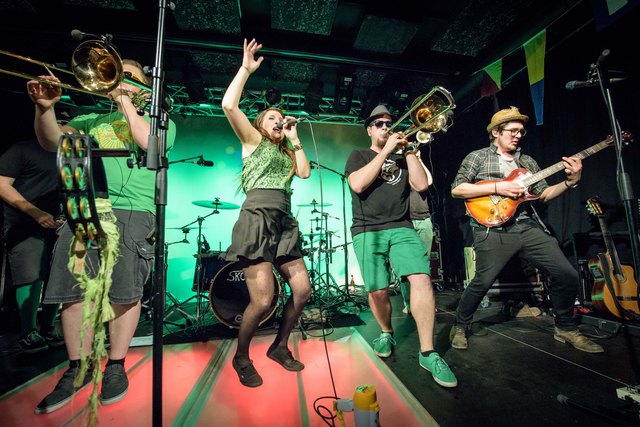 Satter Groove und authentische Mundarttexte mitten aus dem Leben mit der Band "Skolka". | Foto: Christoph Huber