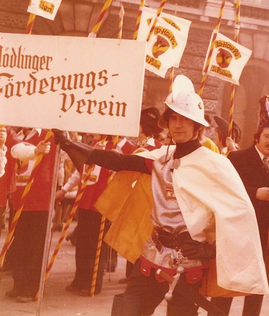 Fasching hat in Mödling eine lange Tradition: Obmann Peter "Hola" Holakovsky bei einem Umzug.