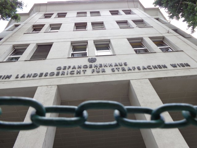 Aufgrund von Überfüllung in der Justizanstalt Josefstadt waren die Zellen mit bis zu zehn Häftlingen belegt.