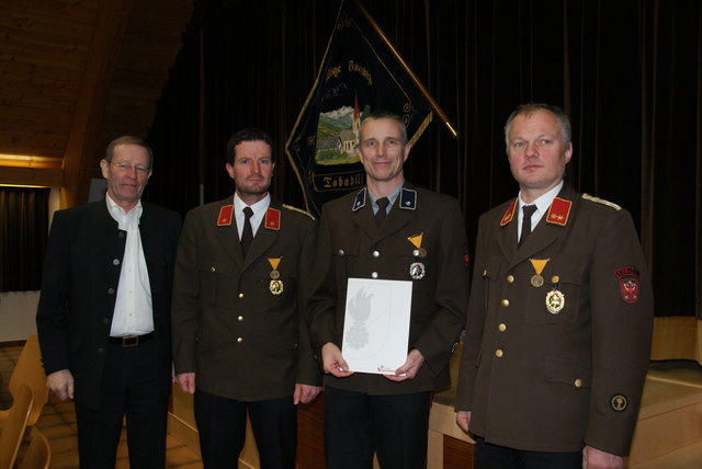 OV Elmar Zangerl mit Kommandant Clemens Hauser, Stv. Markus Pfeifer und Bgm. Franz Kathrein.