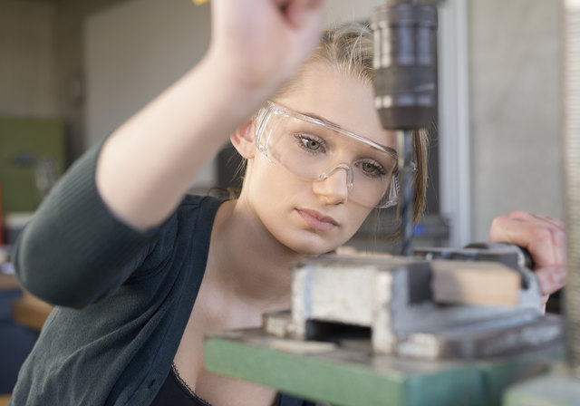 Mädchen in technischen Berufen sind noch selten: Die  beliebtesten Berufe sind Einzelhandelskauffrau und Friseurin | Foto: mev