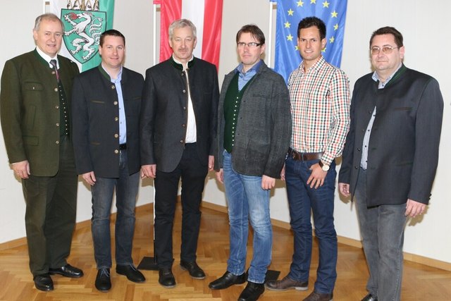 Fachschuldirektor Franz Patz (l.) mit den vortragenden Experten rund um Tierarzt Vinzenz Windisch (3.v.r.).