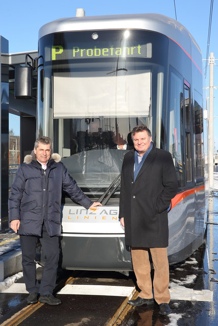 Landesrat Günther Steinkellner (re.) und FPÖ-Klubobmann Herwig Mahr (li.) vor der Probefahrt auf der neuen Strecke zwischen Leonding und der Trauner Kreuzung.