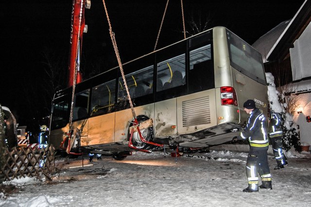 Ein Postbus rutschte in Waidhofen in einen Garten. | Foto: FF Zell/Ybbs