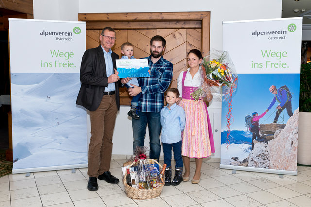 Der größte alpine Verein Österreichs begrüßt sein 500.000stes Mitglied in Großarl: Alpenvereinspräsident Dr. Andreas Ermacora mit Johannes Huttegger, Marina Lainer und Alpenvereinsnachwuchs Anton und Lukas | Foto: Alpenverein/Norbert Freudenthaler
