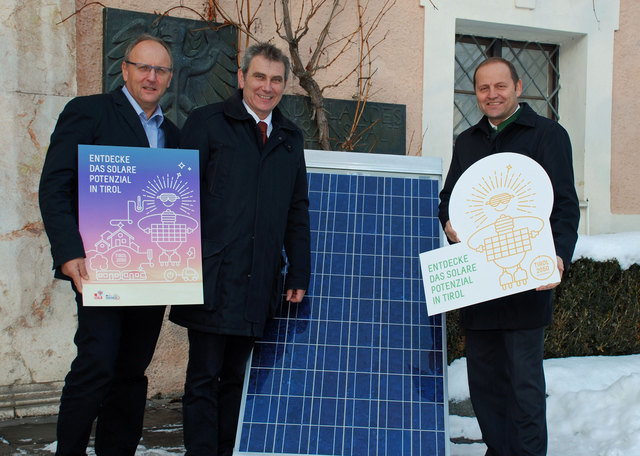 Der Bezirk Schwaz hat großes Potenzial an Sonnenenergie. An der LLA Rotholz wird die Kraft der Sonne bereits genutzt. Von li.: Manfred Riedl, Projektleiter Solar Tirol; Direktor Josef Norz und LHStv Josef Geisler.