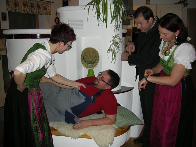 Auf von der Ofenbank! Wir gehen zum Bauernball ins Gasthaus Mader.