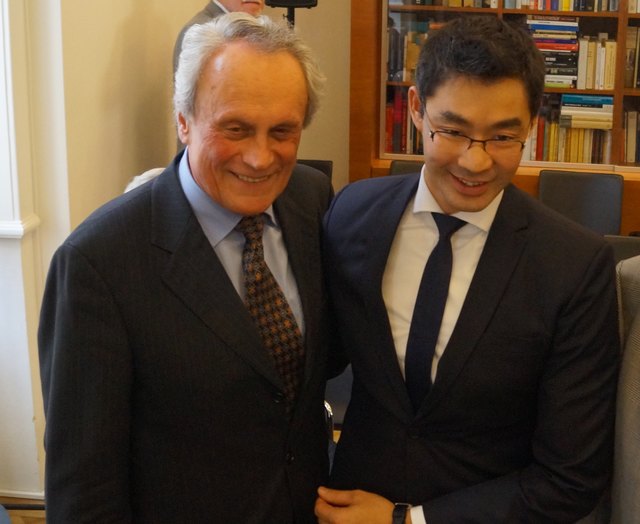 Völkerverständigungs-Präsident Josef Höchtl mit dem ehemaligen Vizekanzler Deutschlands Philipp Rösler beim Gespräch. | Foto: privat