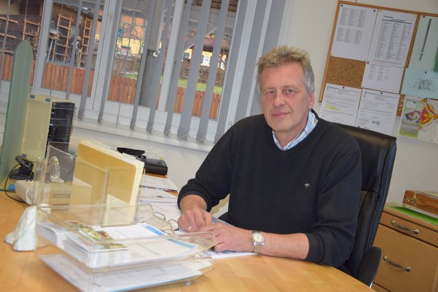 Wolfgang Rosenkranz über die Straße: "Jeder braucht sie, aber keiner will sie." Foto: Verderber