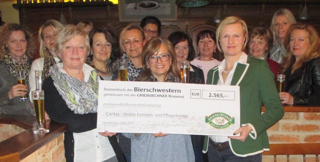 Eveline Wagner (vorne Mitte) und Helga Hofinger (vorne links) bei der Schecküberreichung an Martina Zeininger (vorne rechts), flankiert von einem Teil der insgesamt 28 Grieskirchner Bierschwestern. | Foto: privat
