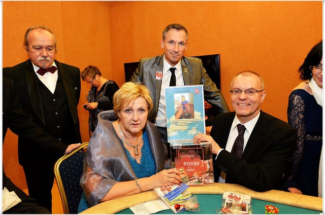 Sie pokerten für Raphael: Volkshilfe-11-Chefin Eva-Maria Hatzl und SP-Nationalrat Harald Troch. Im Hintergrund: Peter Kurle (l.) und Martin Dostal vom Montesino. | Foto: Manfred Sebek