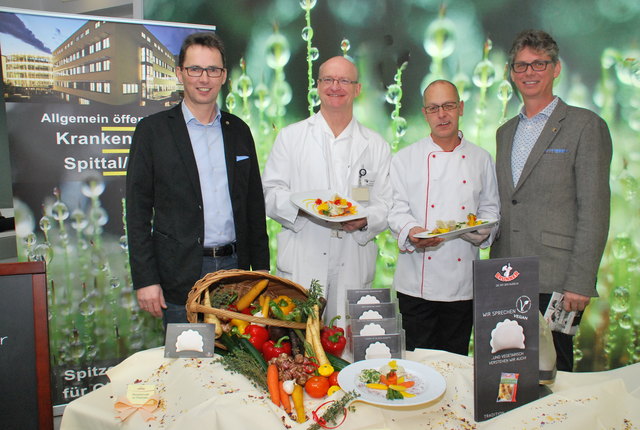Albin Brunner, medizinischer Leiter des Krankenhauses Gerald Bruckmann, Küchenchef Jürgen Sternath und Günter Brunner