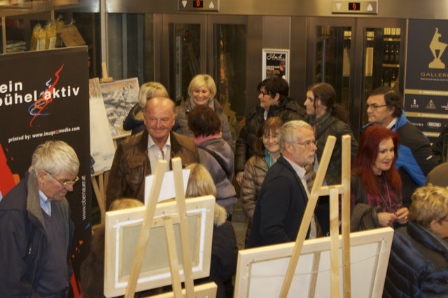 Ausstellung im Erdgeschoß und im 1. Stock im Kaufhaus Kitz Galleria.