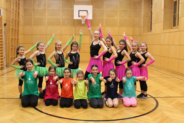 Im Verein Dance and Fly geht's heiß her. Im Bild die "Rock-Mäuse" (mit grünen Röckchen), die "Rocking Revolution" (in rosa Röckchen" sowie die Anfängerinnen-Gruppe.