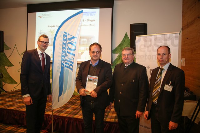 Preisverleihung am 11.Jänner 2016 in Schladming: Andreas Pfeiler (Jury) - Fachverband Steine - Keramik, Michael Frolik (Sieger Betonpreis 2015) - Fröschl Beton, Peter Neuhofer -Präsident Güteverband Transportbeton, Christoph Ressler -Güteverband Transport | Foto: TOM