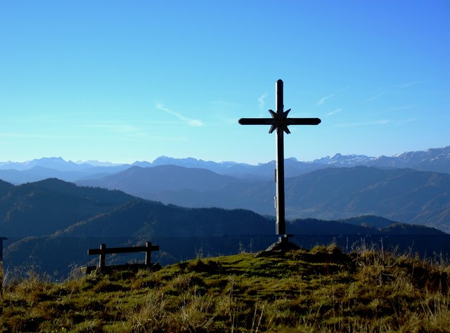 Am winterlich-schneelosen Ebenschlag. Das Panorama reicht von den Gesäusebergen bis ins Grazer Bergland, eine Rastbank lädt ein.