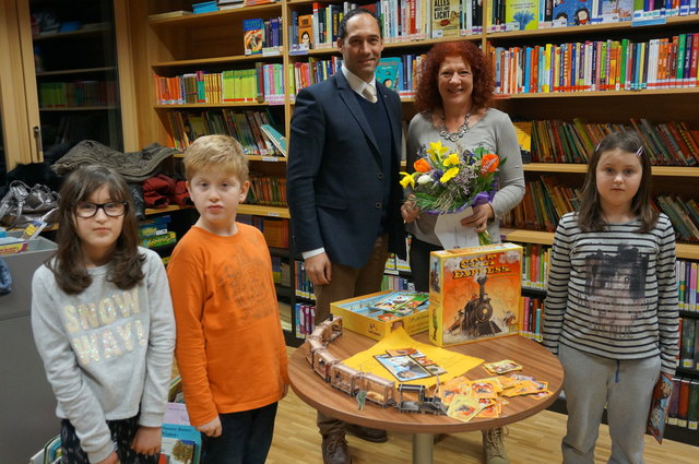 Bürgermeister Mag. Erwin Stürzlinger gratulierte Gertrude Sammer zur erfolgreich abgeschlossenen Bibliothekars-Ausbildung. Durch sie kamen die Spiele in den L-Rau. Das schätzen die Kinder besonders.