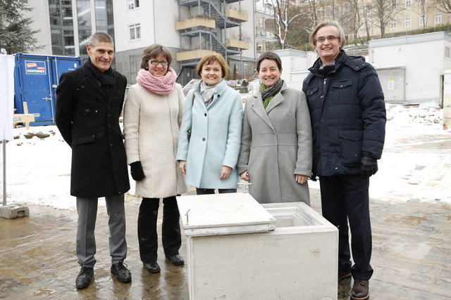Dipl. Kfm. Marco Doering, Geschäftsführer des St. Josef-Krankenhauses, Sr. Brigitte Thalhammer SDS, Provinzleiterin der Salvatorianerinnen, Bezirksvorsteherin Mag.a Silke Kobald, Stadträtin Mag.a Sonja Wehsely und Mag. Stephan Lampl, Mitglied der Geschäft | Foto: St. Josef-Krankenhaus / Alex Kawka