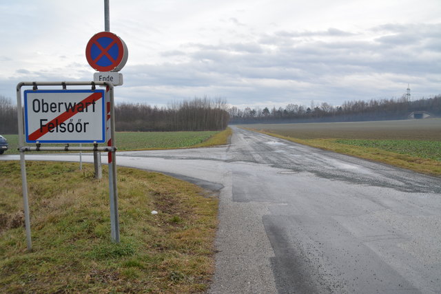 Laut dieser Ortstafel liegt die Querstraße Richtung Messezentrum außerhalb des Ortsgebietes. Kommt man von der anderen Seite fehlt allerdings ein entsprechendes Pendant.