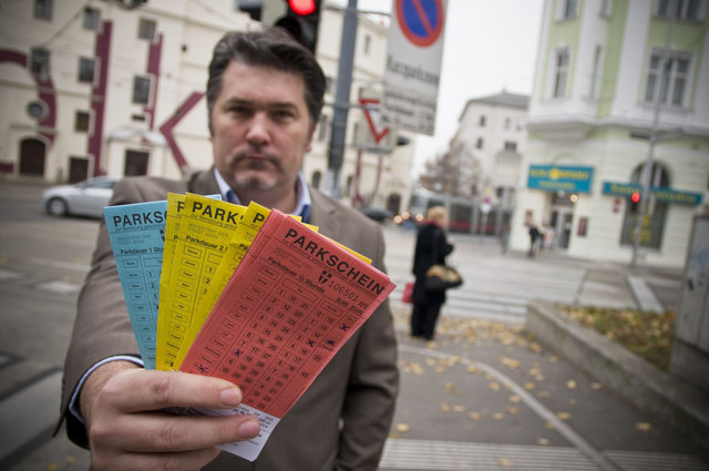 In Diskussion: Das Parkpickerl für Favoriten kommt frühestens im Jahr 2017. | Foto: C. Schwarz