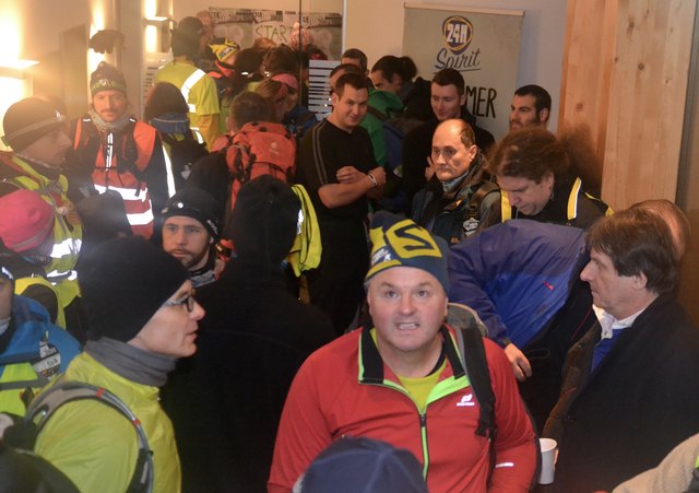 Einige Teilnehmer genießen noch die Wärme, bevor sie in die Kälte starten müssen...