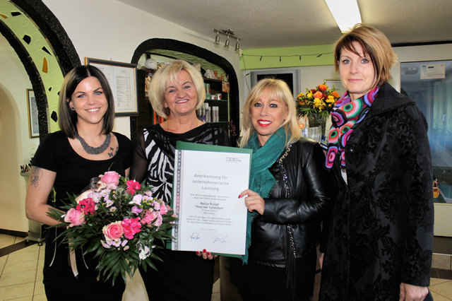 Doris Schneider und Gerlinde Talker gratulierten Marija und Patricia Rumpf zum Jubiläum.