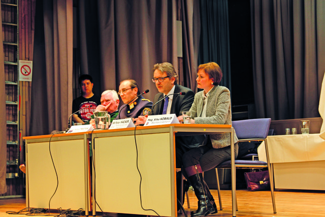 Stadthauptmann Helmut Tratter, Flüchtlingskoordinator Peter Hacker und Silke Kobald beantworteten die Fragen.