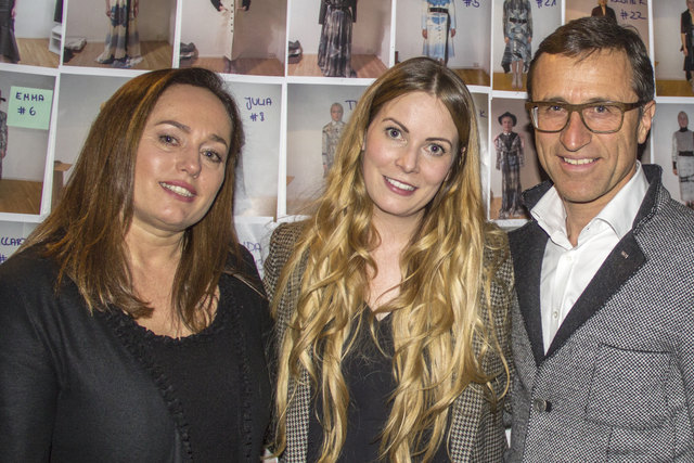Tirol Werbung-Geschäftsführer Josef Margreiter und Tirol-Markenmanagerin Claudia Knab (l.) mit Designerin Rebekka Ruetz. | Foto: ©Tirol Werbung