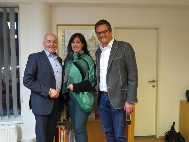 Hartlauer baut in Oberwart aus: Bgm. LA Georg Rosner, Katja Massing und Robert Hartlauer | Foto: Stadtgemeinde Oberwart