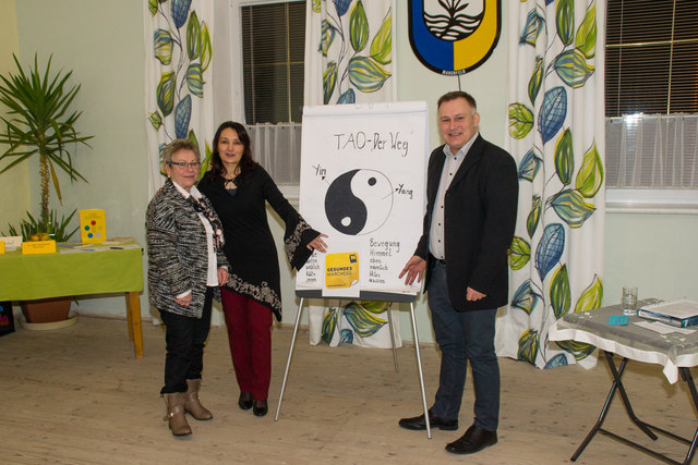 Stadträtin Frau Walpurga Wittmann, Qi Gong Trainerin Frau Rosemarie Ankowitsch, Bürgermeister Gernot Haupt